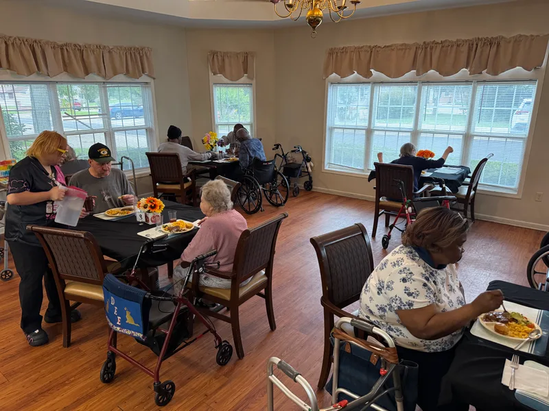 Mealtime at Adava Care Glendale assisted living community